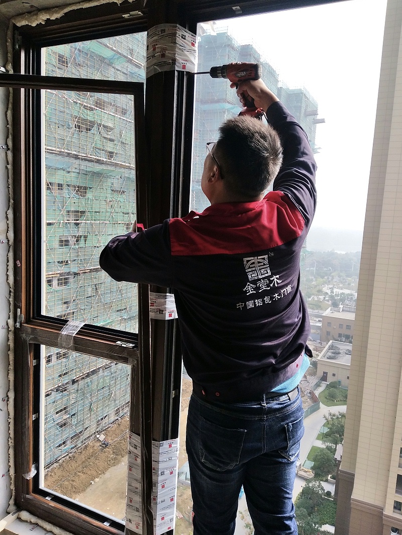 鋁包木門窗安裝現(xiàn)場(chǎng)