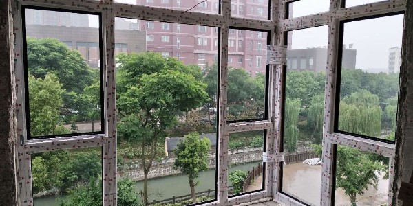 鋁包木門窗哪個(gè)好-品牌廠家多少生產(chǎn)經(jīng)驗(yàn)