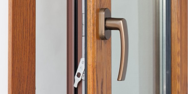 該如何選擇鋁木復(fù)合門窗