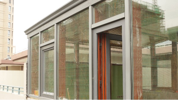 金堂木為金鷹國(guó)際花園用戶提供鋁包木陽(yáng)光房