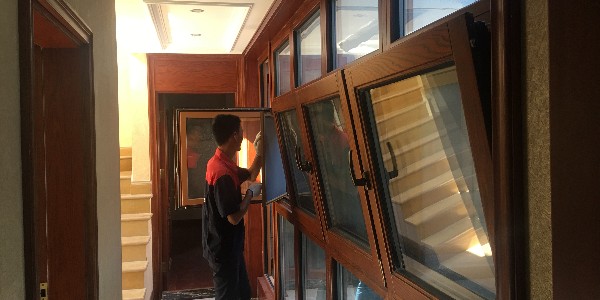 又是一年開學(xué)季，為孩子的書房裝一套定制鋁包木門窗吧